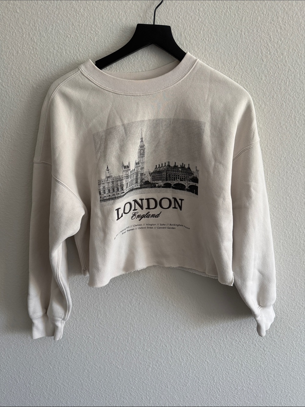 Abercrombie & Fitch Cropped Cream London Graphic Crewneck Sweatshirt S